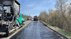 На важной трассе в Харьковской области почти полностью залатали ямы (фото)