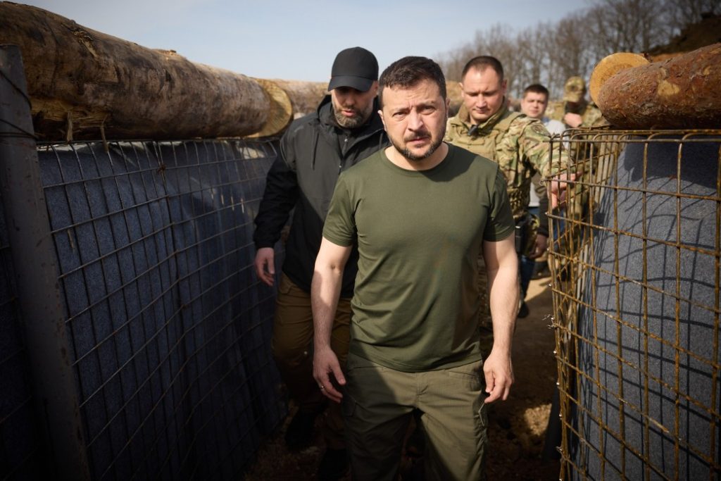 Возведение фортификаций на Харьковщине: Зеленский спускался в траншею (видео)