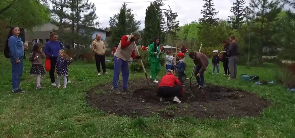 Тисячу кущів троянд висадили в харківському екопарку (відео)