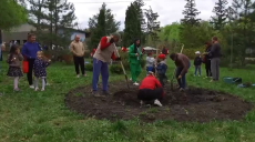 Тысячу кустов роз высадили в харьковском экопарке (видео)