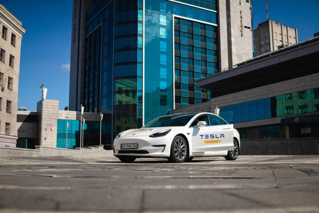 Tesla за донат: Парамонов отдает еще один автомобиль на благотворительность