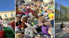 Игрушки вернули под памятник погибшим детям в Харькове