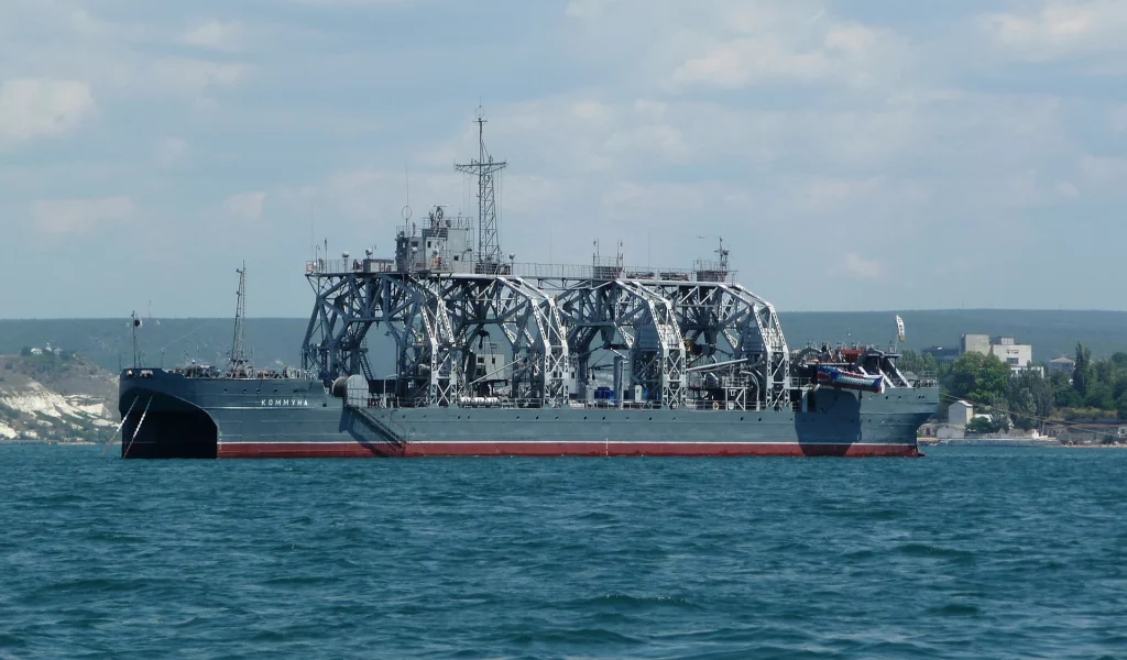 “Не менш унікальне, ніж “Москва”: судно РФ підбили у Криму ВМС ЗСУ (відео)
