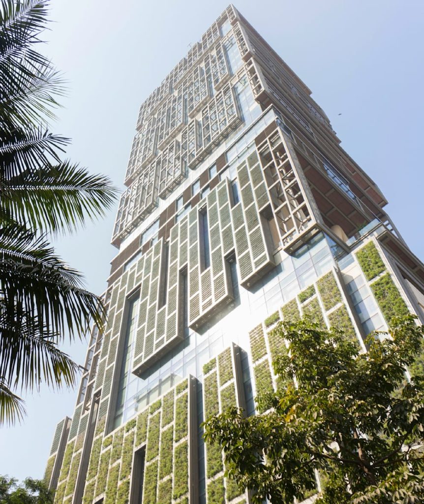 Внушительно: зелень на жилой башне Амбаниса призвана создавать теньФото: Робертардинг/Picture Alliance