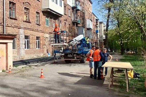 В двух районах Харькова коммунальщики устраняют последствия ударов РФ (фото)