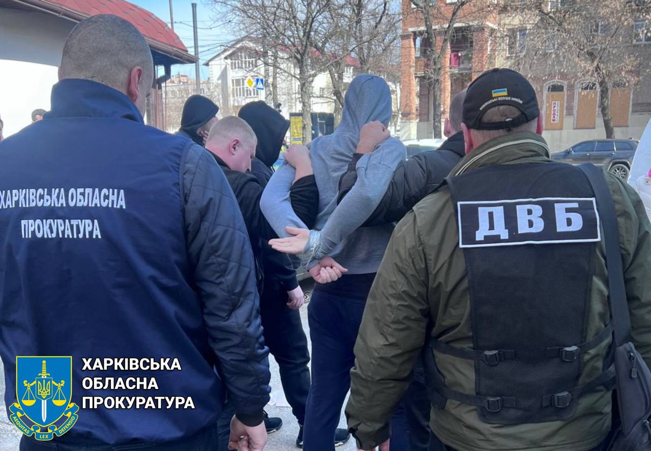Безработный харьковчанин оформлял мужчинам загранпаспорта: дельца задержали
