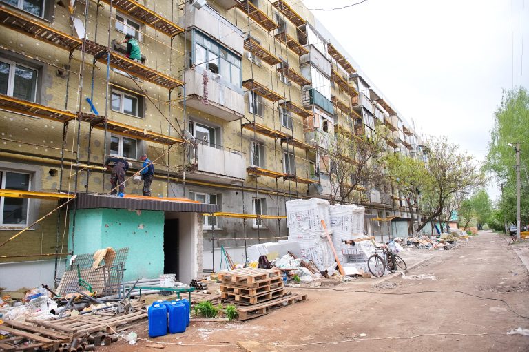 13 будинків, пошкоджених обстрілами, відновлюють у селищі на Харківщині