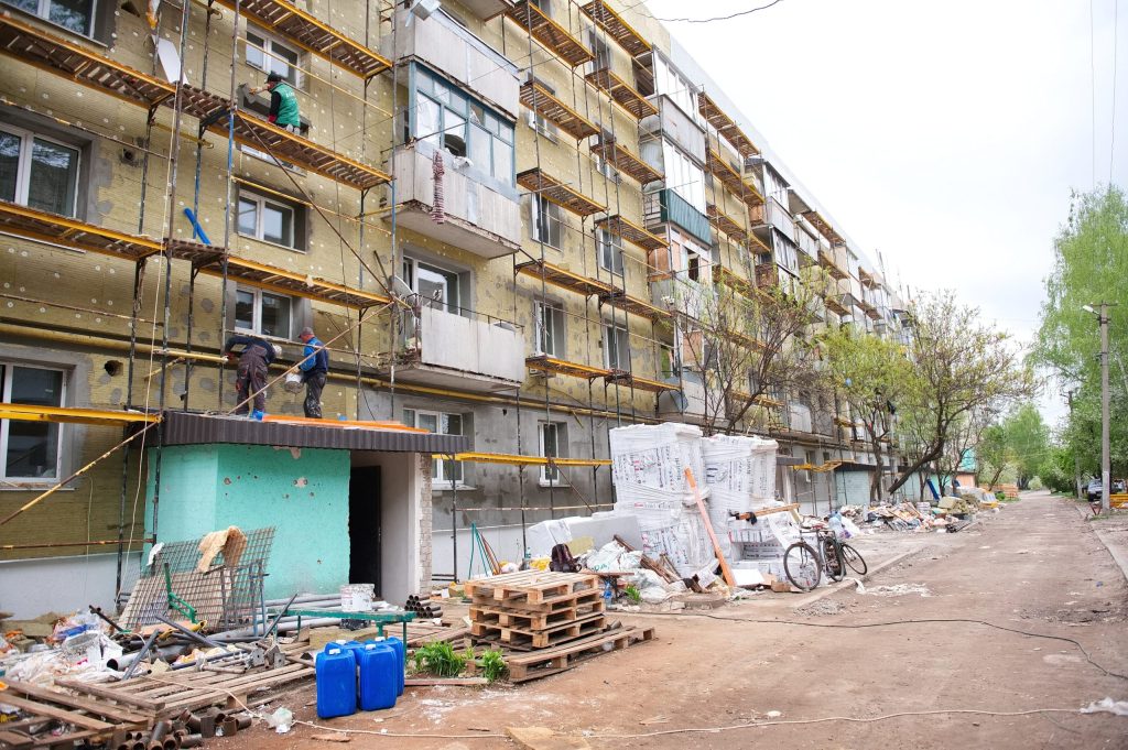 13 будинків, пошкоджених обстрілами, відновлюють у селищі на Харківщині