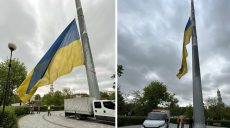 В Харькове уменьшили флаг Украины на центральном флагштоке (фото)