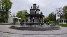 С фонтана с обезьянами в Харькове убрали защитную конструкцию