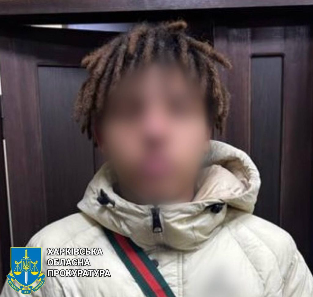 16-летний парень напился и избил прохожих возле торгового центра в Харькове