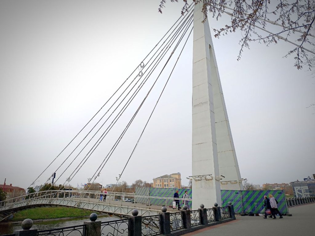У Харкові взялися за реставрацію “мосту закоханих” у сквері “Стрілка” (фото)