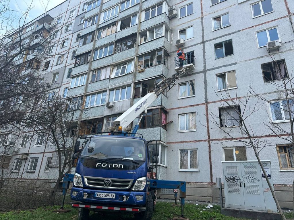 Прибирають скло, закривають вікна: на Олексіївці усувають наслідки “прильотів”