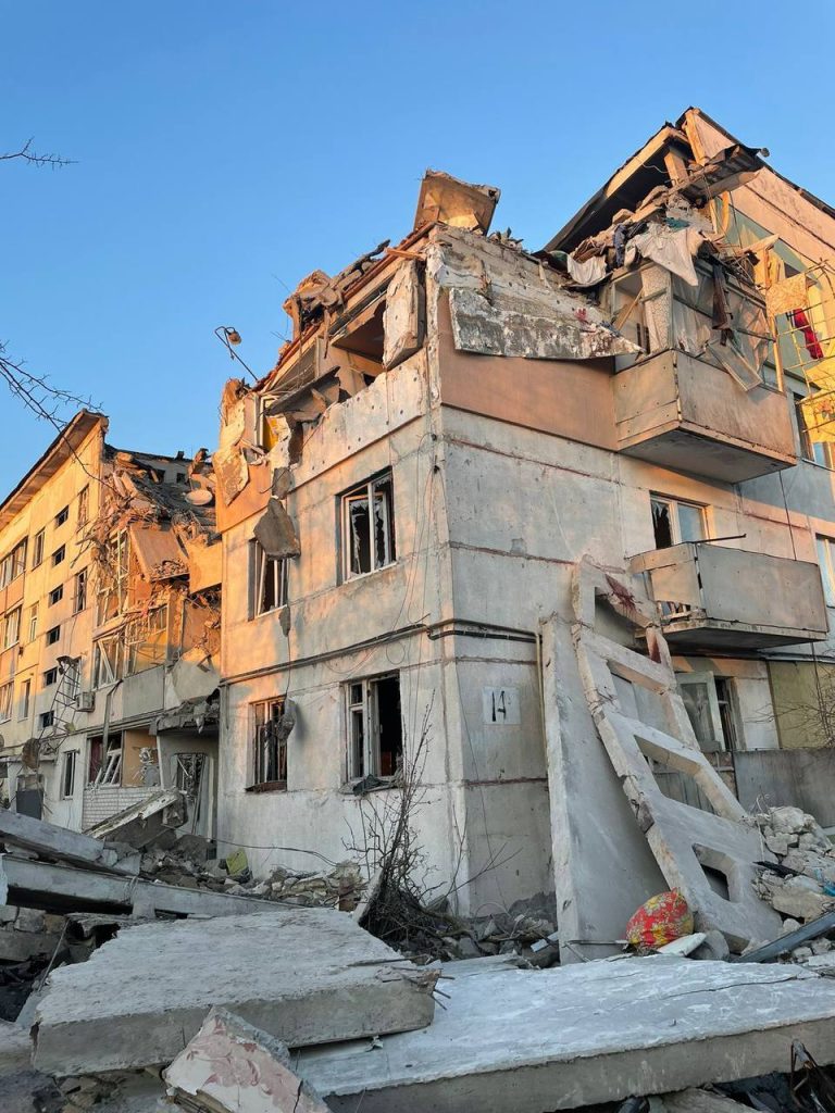 85-летняя женщина погибла в Купянске, россияне попали в 4-этажный дом (фото)
