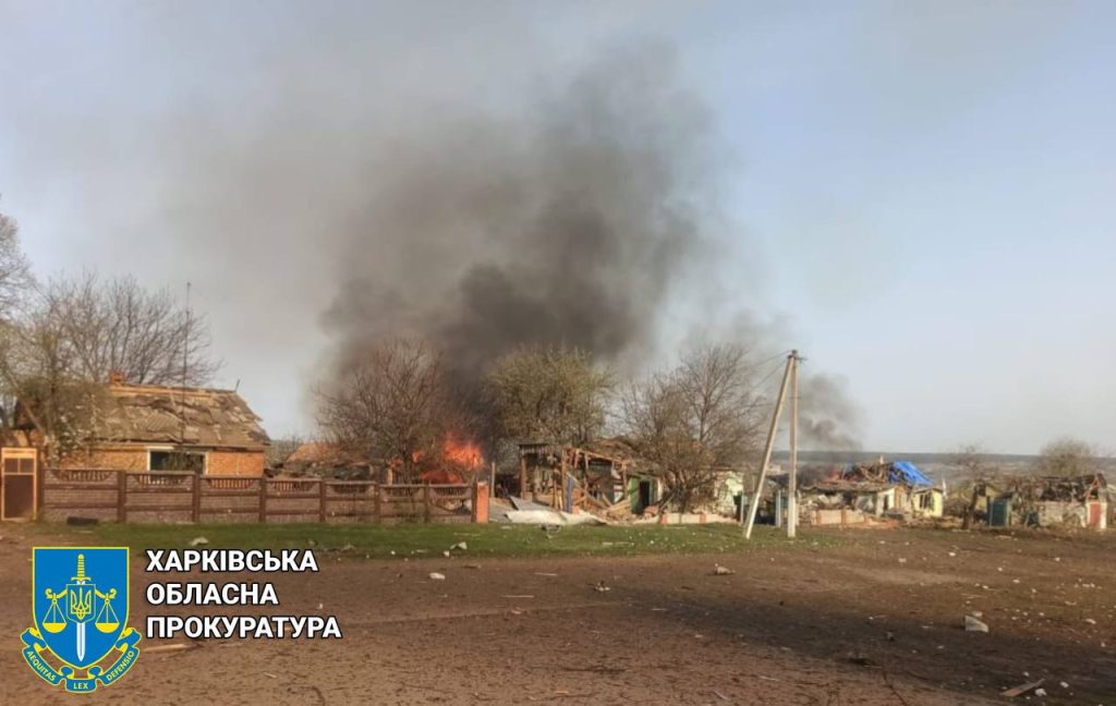 По селу под Харьковом днем прилетела авиабомба: четверо пострадавших (фото)