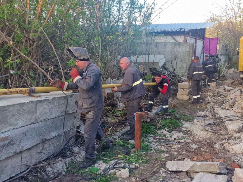 В Харькове на газопровод рухнули бетонные блоки и перебили трубы (фото)