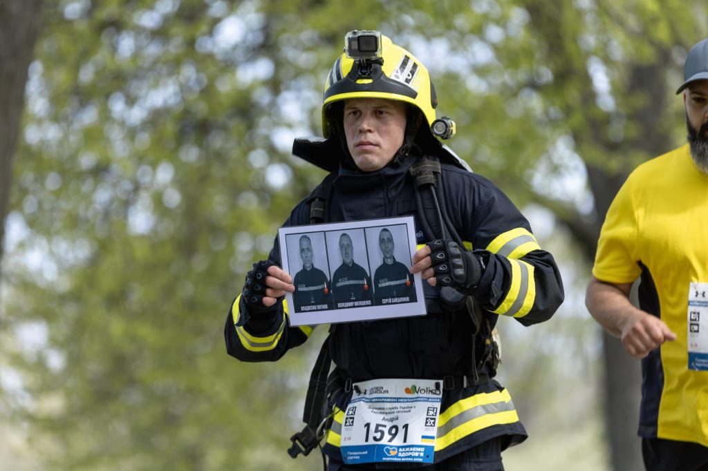 Полтавський рятувальник біг півмарафон із фото загиблих колег із Харкова