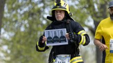 Полтавский спасатель бежал полумарафон с фото погибших коллег из Харькова