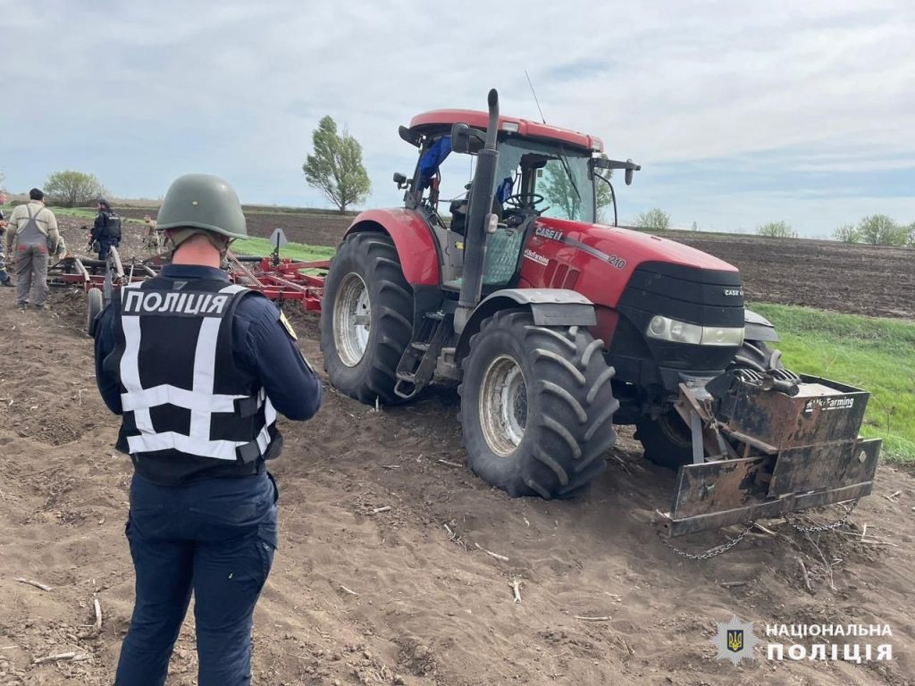 Підрив трактора на Харківщині: копи повідомили подробиці і показали фото