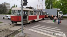 Трамвай і вантажівка зіткнулися в Харкові: постраждала дитина (фото, відео)