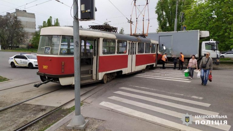 Трамвай и грузовик столкнулись в Харькове: пострадал ребенок (фото, видео)
