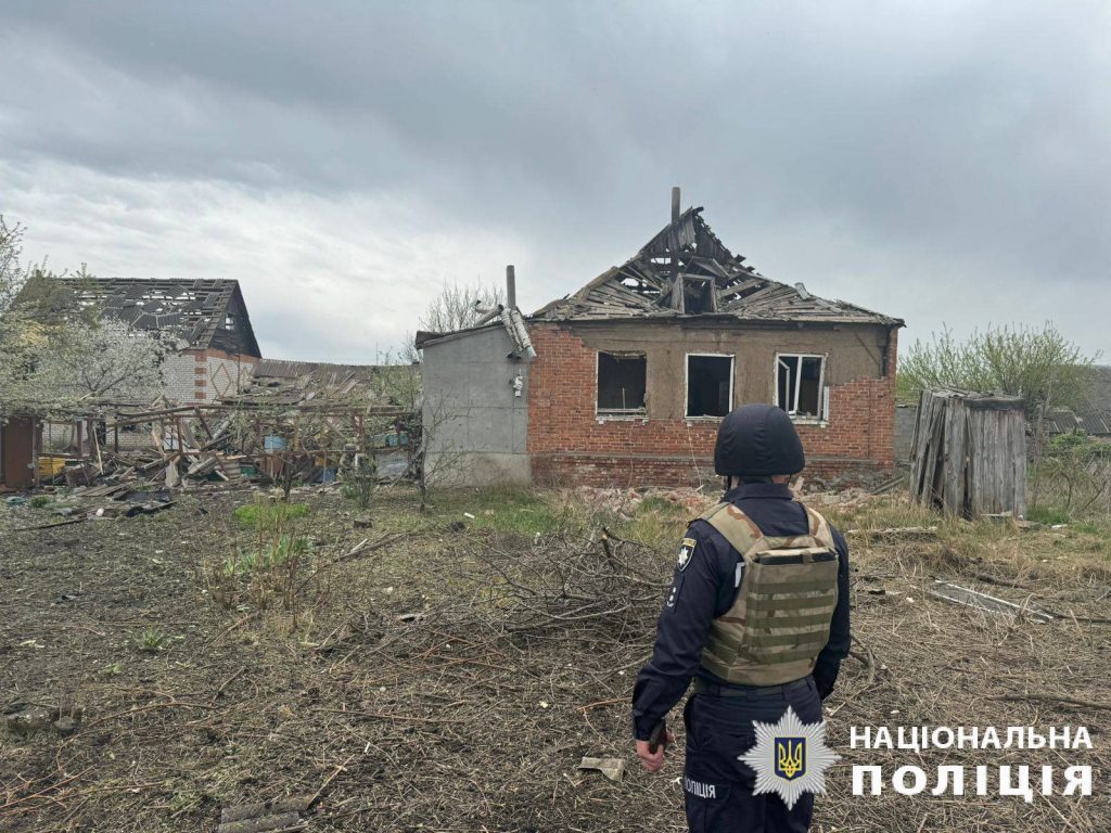 На Волчанск сбросили три КАБа: пострадал мужчина, ехавший на велосипеде (фото)