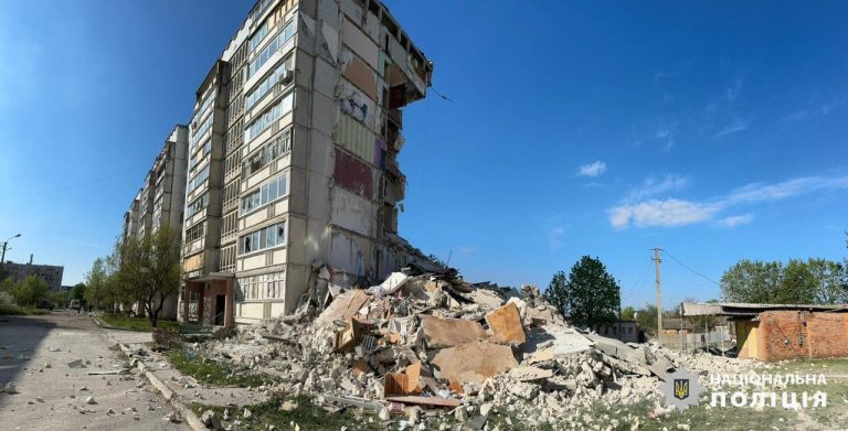Удар по многоэтажке в Волчанске: полиция показала кадры с места «прилета»