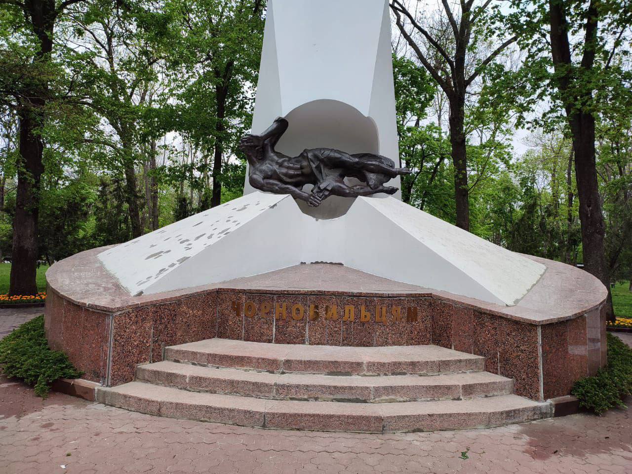 ремонт пам'ятника чорнобильцям у Харкові 1