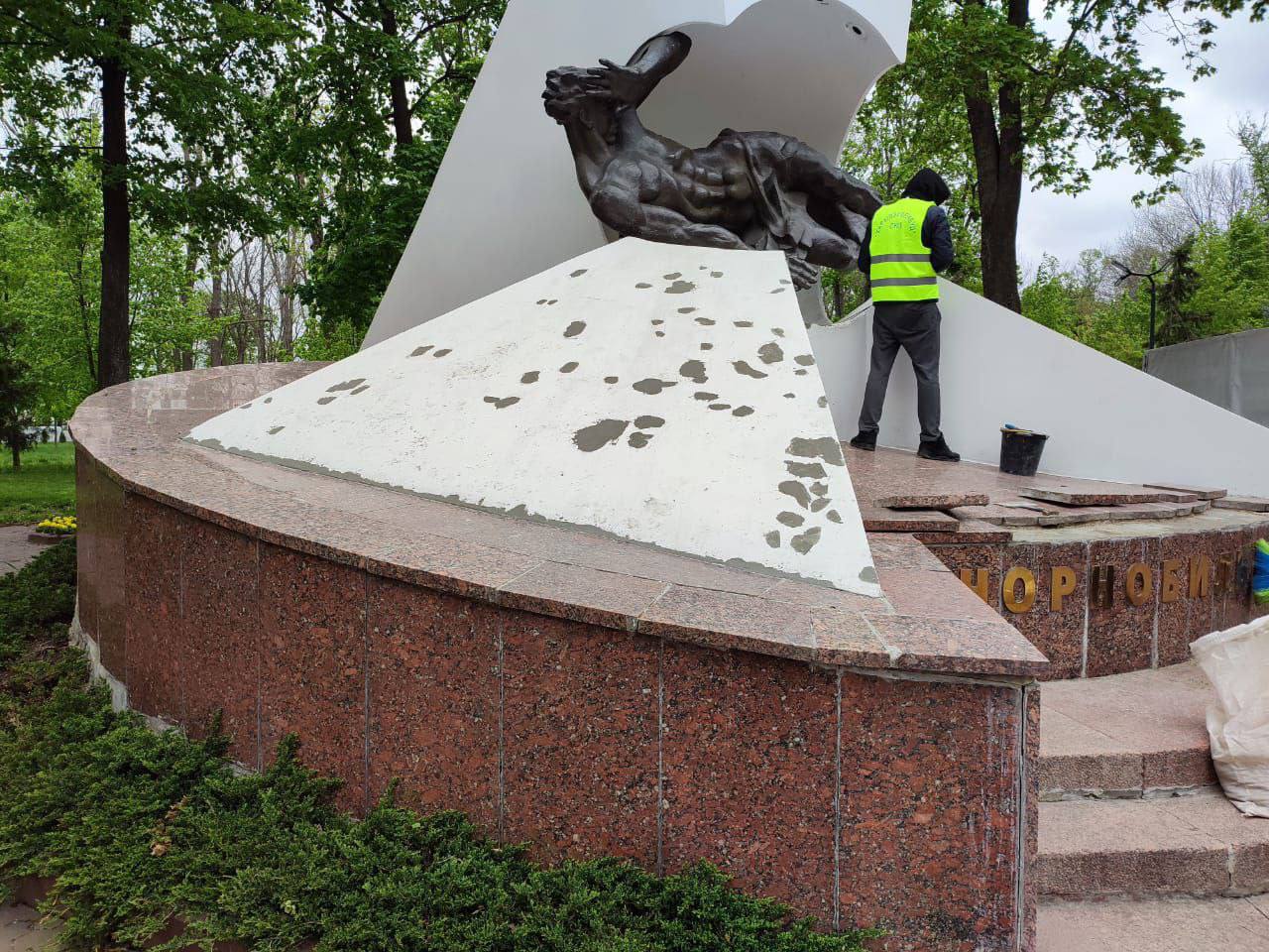 ремонт памятника чернобыльцам в Харькове  4