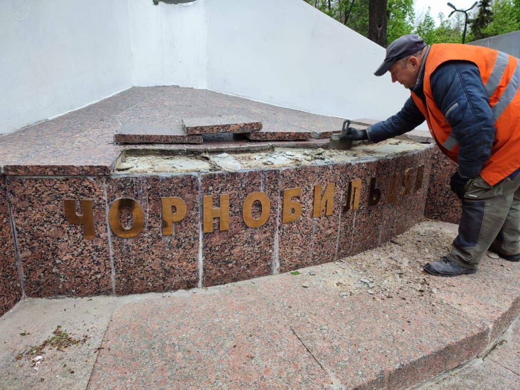 В Харькове ремонтируют памятник чернобыльцам накануне годовщины аварии (фото)