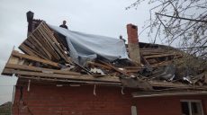 КАБ в Дергачах повредили 45 жилых домов: крыши и окна уже забивают (фото)