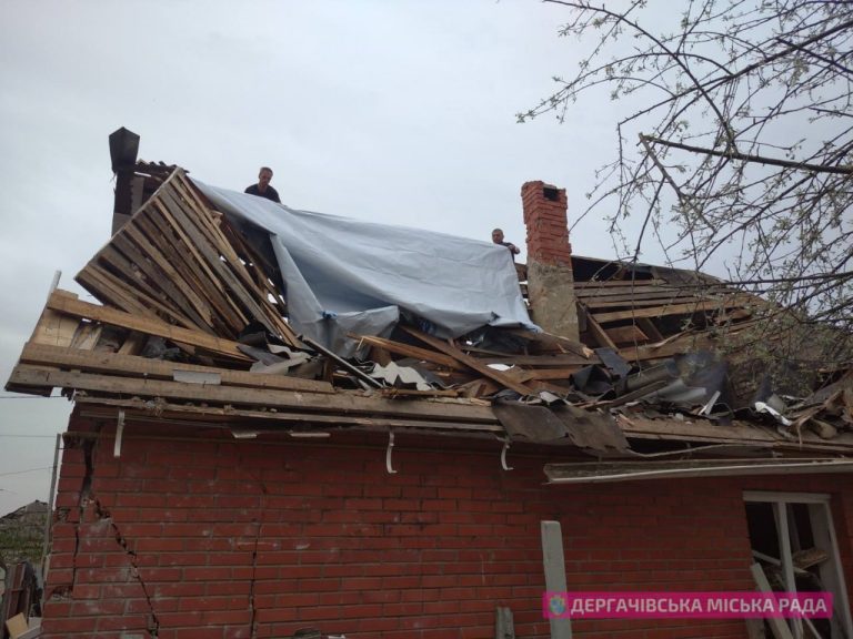 КАБ у Дергачах пошкодили 45 житлових будинків: дахи та вікна вже забивають