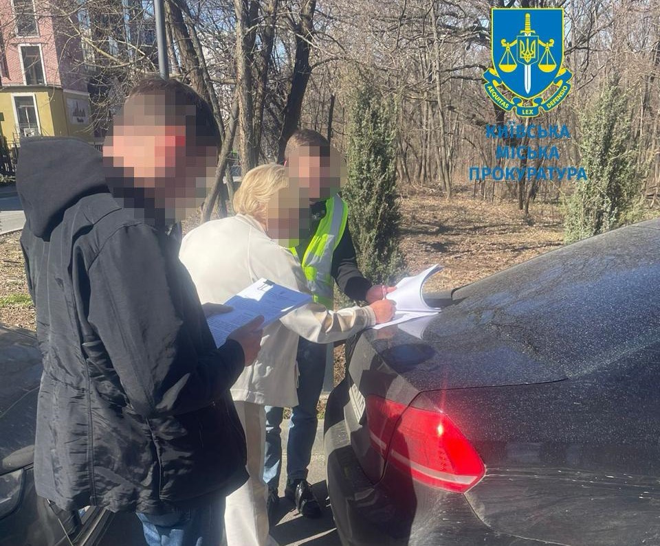 Виїзд 19 псевдоволонтерів за кордон організували троє посадовців Харківщини