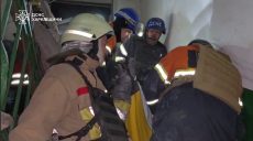 Мужчину спасали после удара «шахеда» по жилому дому в Харькове (видео)