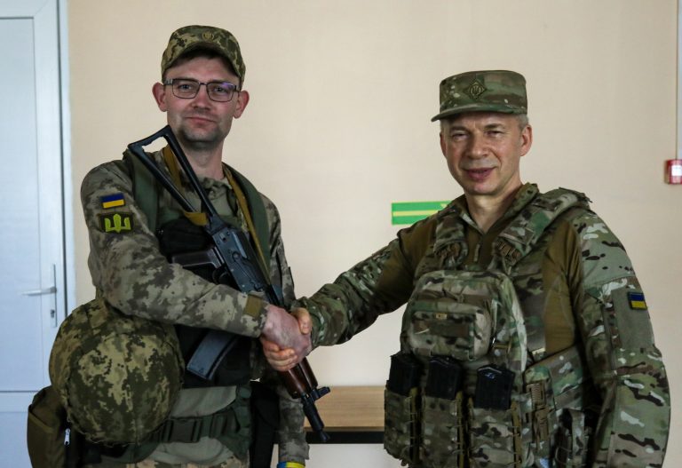 Харківський бойовий медик отримав “Золотий хрест” від Сирського
