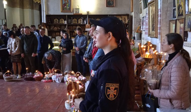 Великдень у Харкові: у церквах святять паски, Терехов закликав бути пильними
