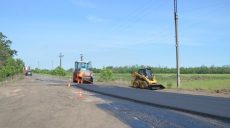 На прифронтовій дорозі на Харківщині «латають» ями (фото, відео)
