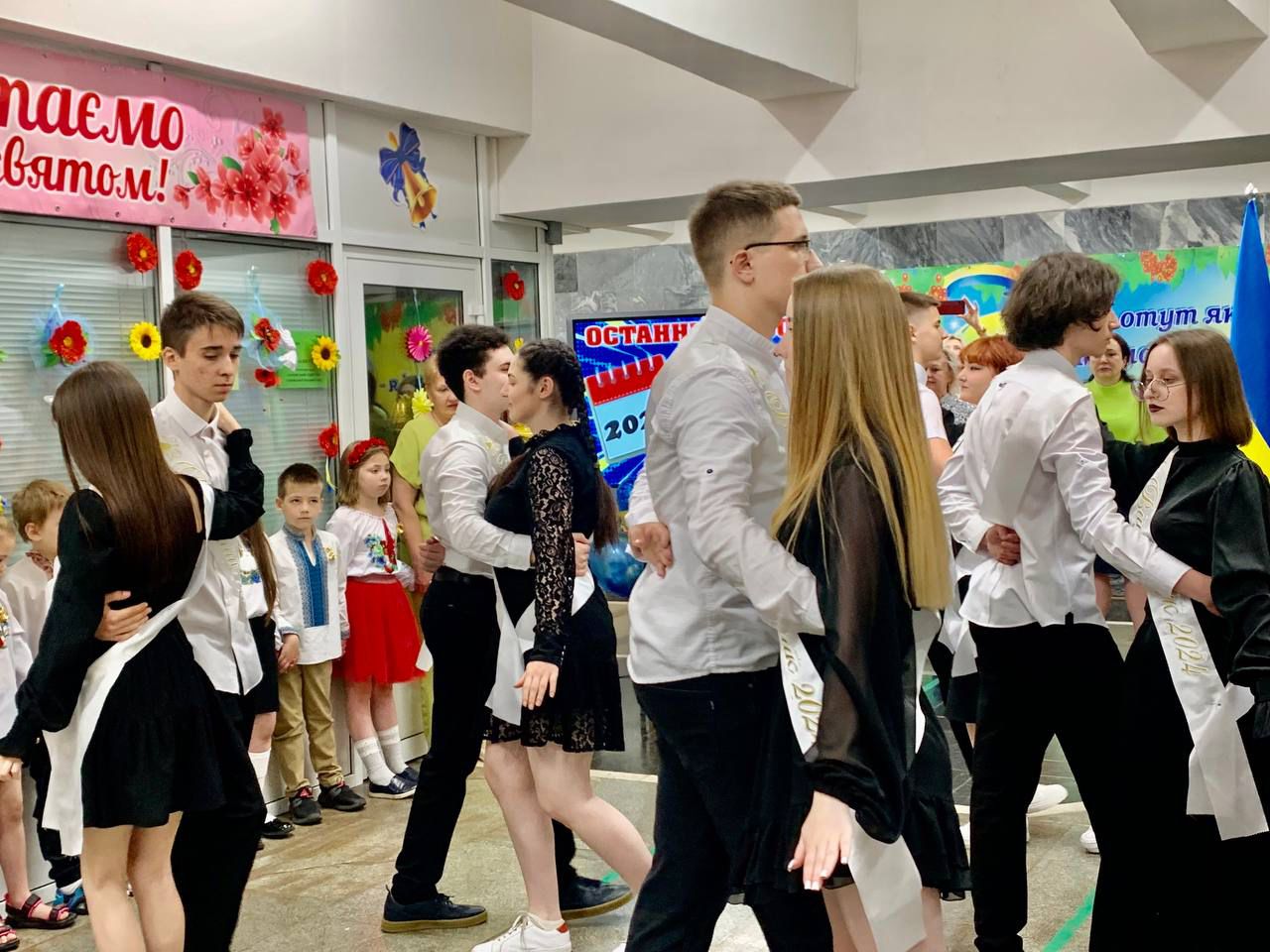 Шкільний вальс під землею: останній дзвоник пролунав у Харкові (фото)