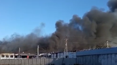 100 рятувальників гасять пожежу на підприємстві, у яке влучила РФ в Харкові