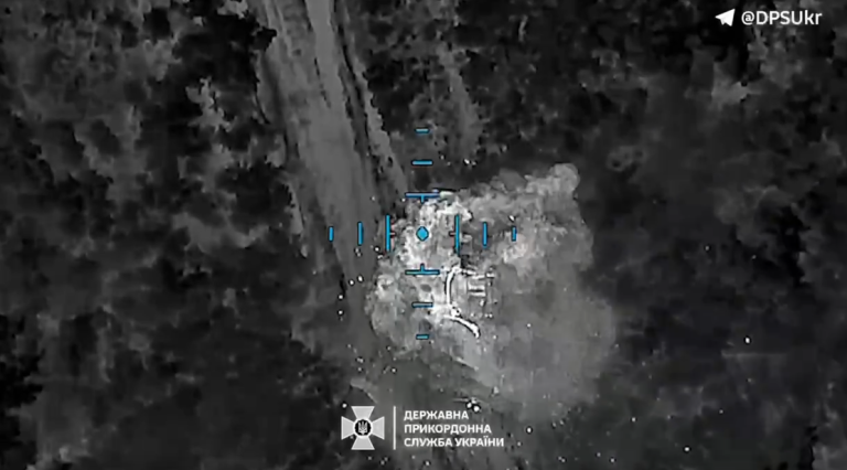 Дрони прикордонників вдарили по ББМ окупантів на околиці Вовчанська (відео)