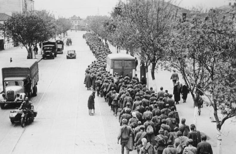 Советские военнопленные в Харькове, 1942 год