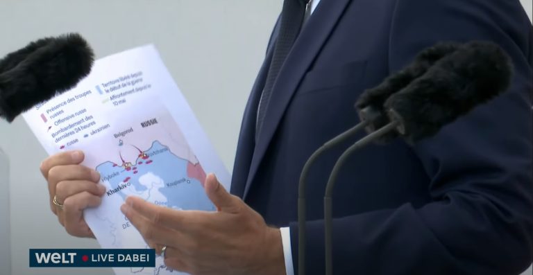 Макрон аргументировал право Украины бить по РФ, демонстрируя Харьков на карте