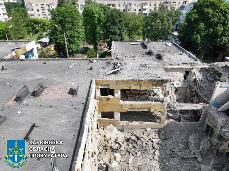 Удар по центру Чугуєва: росіяни били С-400, наслідки (фото, відео)