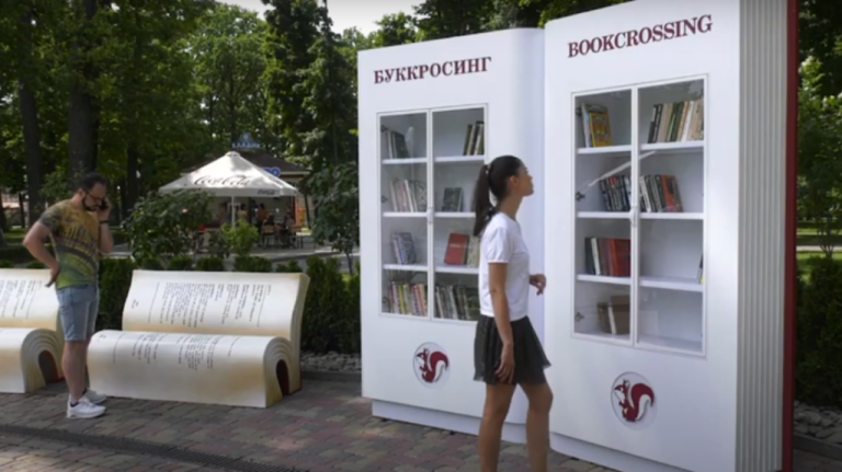 З вуличної бібліотеки в Центральному парку Харкова знову поцупили книги