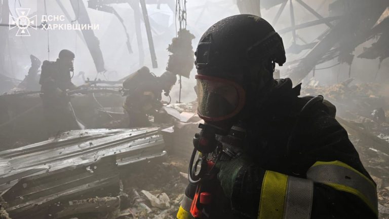 Как спасатели в Харькове тушат масштабный пожар, показал министр МВД (видео)