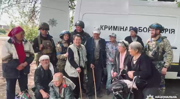 Эвакуация на Харьковщине: полиция вывезла пожилых людей под обстрелами (видео)