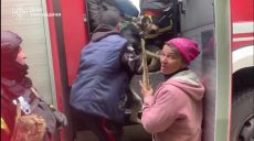 Людей и собак эвакуировали на пожарной машине с севера Харьковщины – (видео)