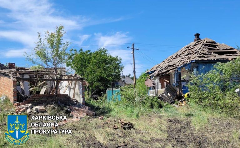 РФ з авіації вдарила по селу на Чугуївщині: поранена пенсіонерка (фото)
