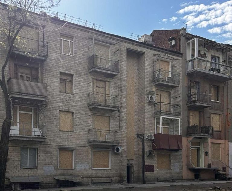 Все 600 поврежденных обстрелами окон закрыли в Харькове