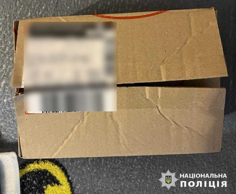 Мужчина подменял посылки на почте на муляже в Харькове